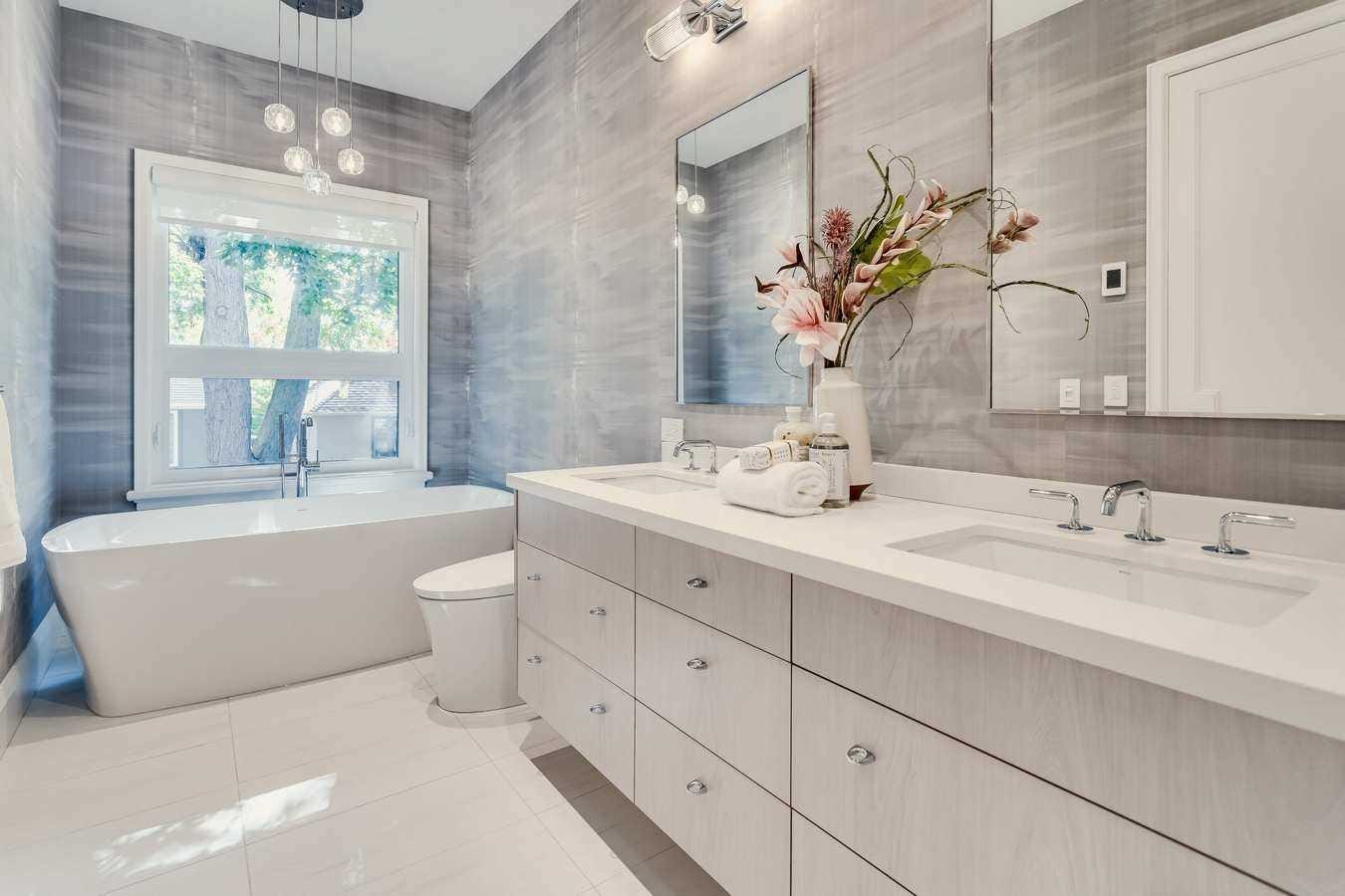 Elegant Bathroom Renovations in Richmond Hill
